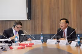 Minister of Education and Training Pham Vu Luan (R) at the conference (Photo: VNA)