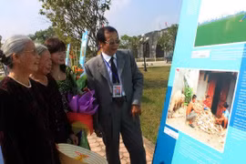 Local people take part in the exhibition (Photo: VNA)