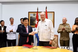 Minister of Construction Trinh Dinh Dung (left); Cuban Minister of Trade and Foreign Investment Rodrigo Malmierca Diaz (Photo: VNA)