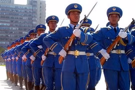Young Chinese army officers visit Vietnam 