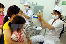 Hanoi aims to reach the rate of 12.5 doctors per 10,000 people and two pharmacists per 10,000 people in 2015 (Photo: VNA)