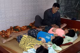 A family in Tien Lang district, Hai Phong city has 4 kids who are victims of agent orange/dioxin (Photo: VNA)