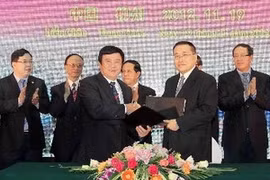 The signing of declaration of the 2012 Vietnam-China People’s Friendship festival (Source: VNA)