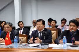 Minister of Construction Trinh Dinh Dung in the meeting (Photo: VNA)