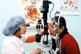 Standard Chartered Vietnam helps with eye care