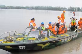 Naval officers and expatriates test the speedboat on May 20 (Photo: hanoimoi.com.vn)