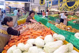 Customers purchase vegetables at the Binh Phu Metro in District 6, HCM City (Photo: VNA)