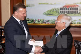 Chairman Le Hoang Quan (R) receives Estonian Ambassador Toomas Lukk (Photo: VNA)