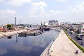 Mud dredging at the canal (Photo: VNA)