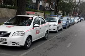 A line of taxicabs parked on the roadside of Ly Thuong Kiet street, Hanoi (Photo: VNA)