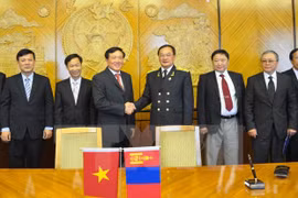 Procurator General Nguyen Hoa Binh (L) and Mongolian General Prosecutor M. Enkh-Amgalan. (Photo: VNA)