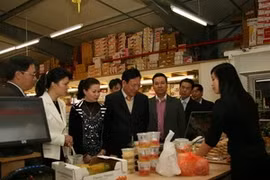 Minister of Education and Training Pham Vu Luan visits a pavilion in Dong Xuan Trade Center (Source: VNA)