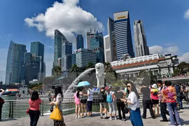Visitors to Singapore (Photo: AFP/VNA)