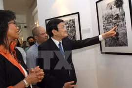 State President visited AP’s first war photo exhibition. (Photo: VNA)