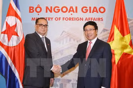 Deputy Prime Minister and Foreign Minister Pham Binh Minh welcomes DPRK Foreign Minister Ri Su-yong in Hanoi in August 2014 (Photo: VNA)