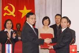 VNA’s General Director Nguyen Duc Loi and his Counterpart Teerapong Sodasri (Source: VNA)