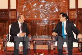 State President Truong Tan Sang (R) meets with Algerian Ambassador Mohamed Berrah (Photo: VNA)