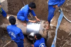 Workers repair a water pipe (Source: hawacom.vn)