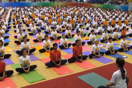 More than 500 practitioners demontrate yoga at the Hanoi ceremony (Photo: laodong.com.vn)