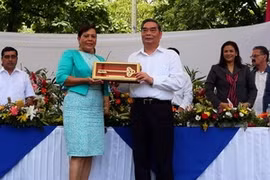 The Mayor of Managua capital city presented Le Hong Anh the symbolic key (Source: VNA)