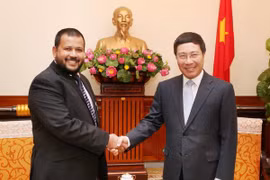 Deputy PM and FM Minh (R) and Sri Lankan Minister Rishad Bathiudeen (Photo: VNA)