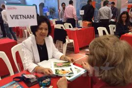 Representatives from the Vietnamese Commercial Affairs mission to Argentina providing information to foreign businesses (Photo:Vietnam+)