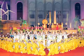 Artists perform at the opening ceremony of the first Don Ca Tai Tu Festival held in the southern province of Bac Lieu (Photo: VNA)