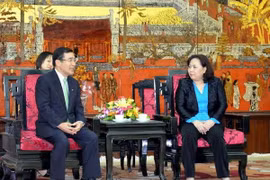 Kagoshima Mayor Hiroyuki Mori (L) and Vice Chairwoman Nguyen Thi Bich Ngoc (Photo: VNA)
