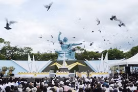 Peace doves released at a ceremony to commemorate 69 years of US atomic bombing of Nagasaki. (Photo: AFP/VNA)