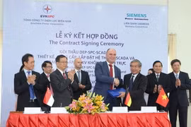 The contract signing ceremony (Source: VNA)