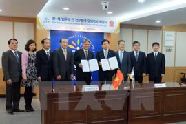 At the signing ceremony (Photo: VNA)