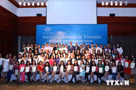 The ceremony to present scholarship took place in Hanoi on November 28 (Photo: VNA)