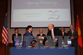 The MoU was signed by PetroVietnam Chairman Nguyen Xuan Son and President and CEO of Murphy Oil Corporation Roger W. Jenkins, on the occasion of Party General Secretary Nguyen Phu Trong’s visit to the United States. (Photo: VNA)