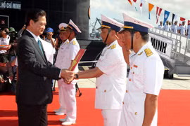 PM Nguyen Tan Dung hands over flag to submarines' commanders (Source: VNA)