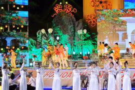 An art performance at the third festival (Photo: VNA)