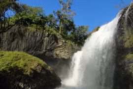 White Waterfall (Source: travel.zizi.vn)