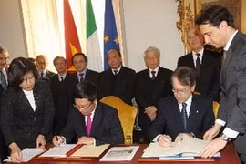 Party General Secretary Nguyen Phu Trong witnesses the signing of the Vietnam-Italy Joint Statement (Source: VNA)