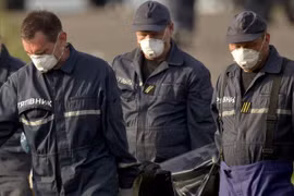 Rescue staff bring remains of MH17 victims out of the crash site (Photo: AP)