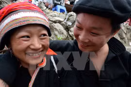 A young couple at the love market (Photo: VNA)
