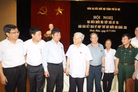 Party General Secretary Nguyen Phu Trong (middle) meets votes in Hanoi's Hoan Kiem district. Photo: VNA