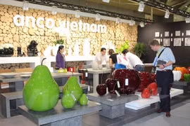 A Vietnamese booth at the furniture fair in Singapore. (Photo: Vietnamplus)