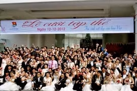 Couples take photos at the wedding. (Source: Infonet)