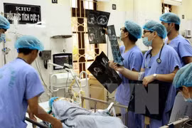 Doctors give diagnosis to a heart disease patient (Photo: VNA)