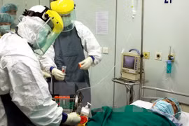 Vietnamese medical staff join an Ebola prevention drill (Photo: VNA)