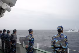 Vietnamese sea guarders on the 10th Vietnam-China joint patrol of the fishing centre in the Gulf of Tokin (Photo: VNA)