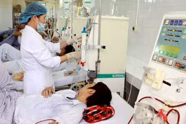 Patients suffering chronic kidney disease receive treatment at Hanoi-based Bach Mai Hospital (Photo: VNA)