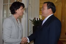 Deputy PM Hoang Trung Hai and Doris Leuthhard, Head of the Swiss Federal Department of Environment, Energy, Transport and Communications (Source:VNA)