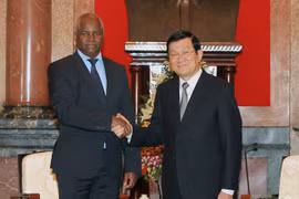 President Truong Tan Sang (R) and Angolan Interior Minister Angelo de Barros V.Tavares (Photo: VNA)