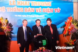 Vietnam Railways launches its e-ticket booking system at the Hanoi Railways Station on November 21 (Photo: VNA)