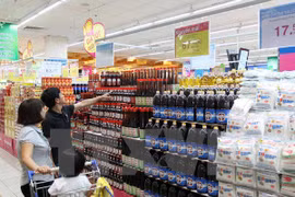 Consumers shop at a supermarket of Saigon Coop in Ho Chi Minh City (Photo: VNA)